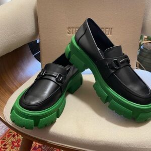 Steve Madden Platform Shoes. Black w/green sole. 8.5 NEW WITH TAGS IN BOX.